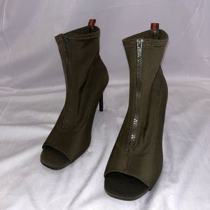 Army Green with Orange accent stripe size 8 1/2 heels